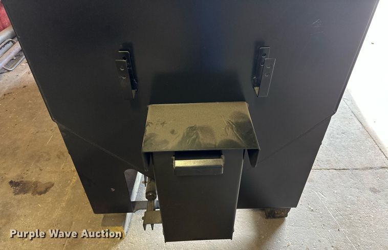 image for item OC9130 Crownline S32  cake feeder