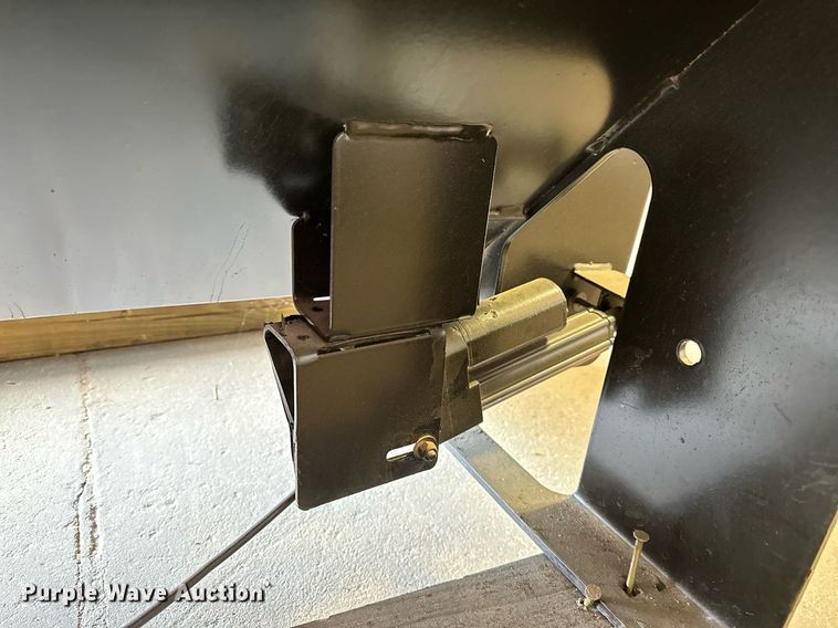 image for item OC9130 Crownline S32  cake feeder