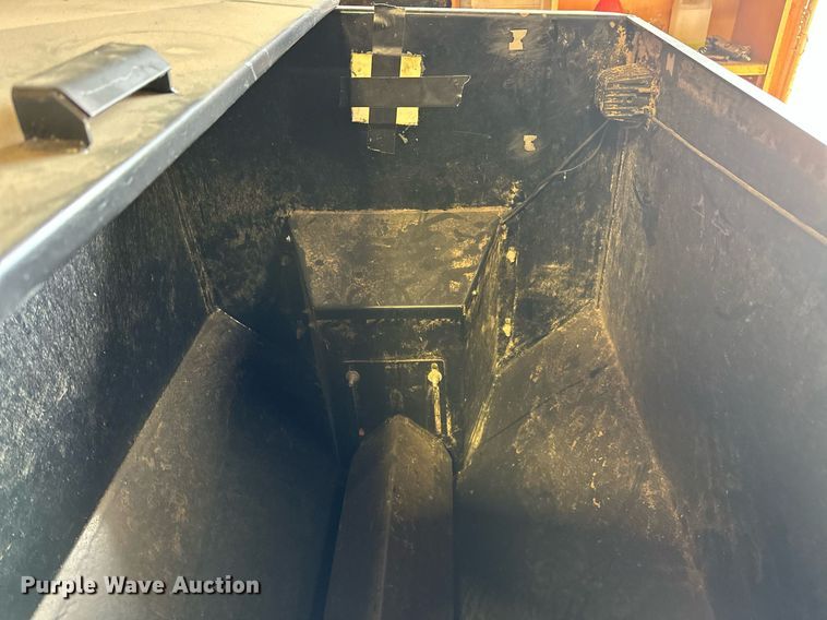 image for item OC9130 Crownline S32  cake feeder