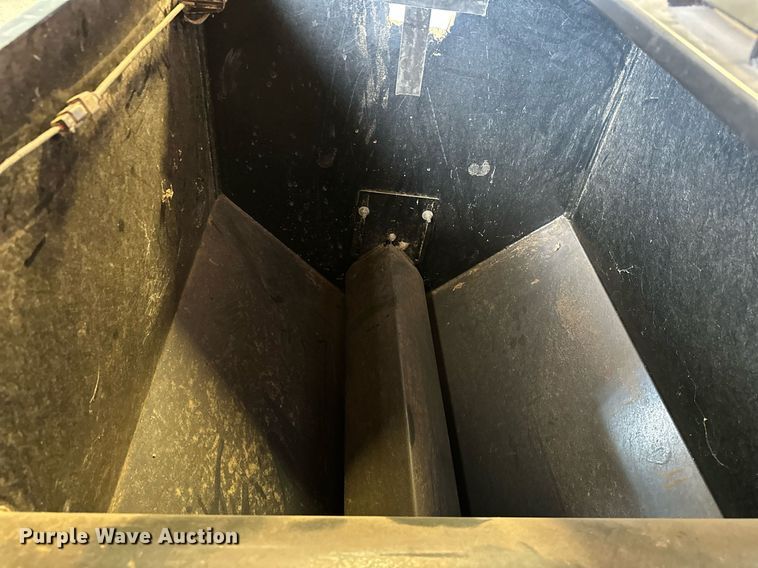 image for item OC9130 Crownline S32  cake feeder