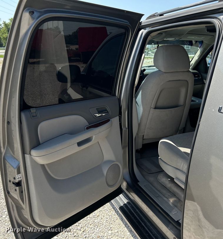image for item OK9754 2007 Chevrolet Suburban LT  SUV