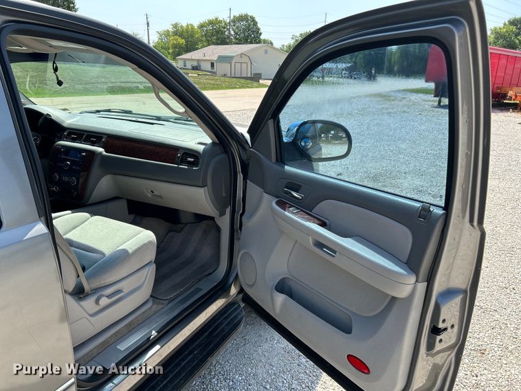 image for item OK9754 2007 Chevrolet Suburban LT  SUV