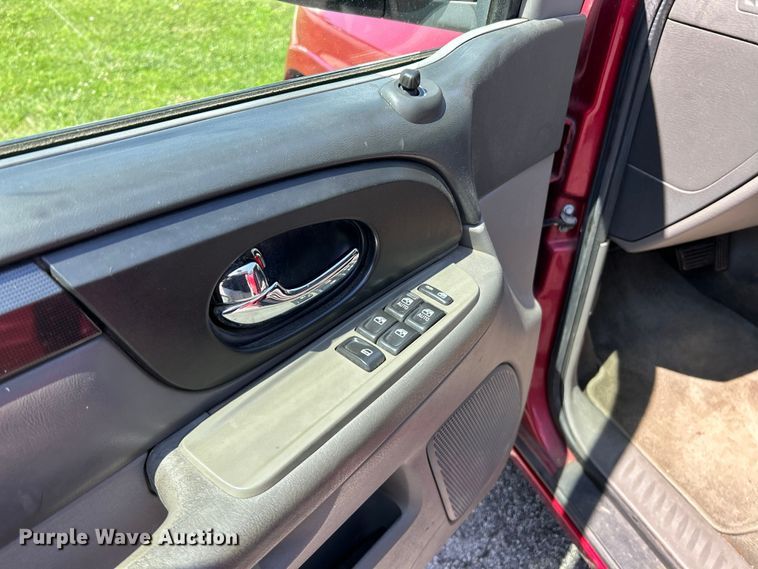 image for item OK9764 2004 GMC Envoy XL  SUV