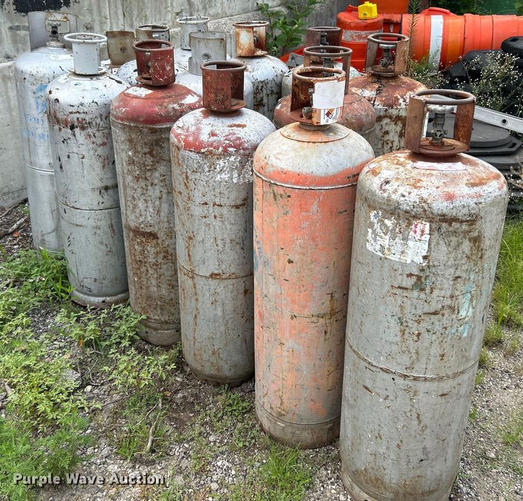 image for item OK9768 (14) 100 gallon propane tanks