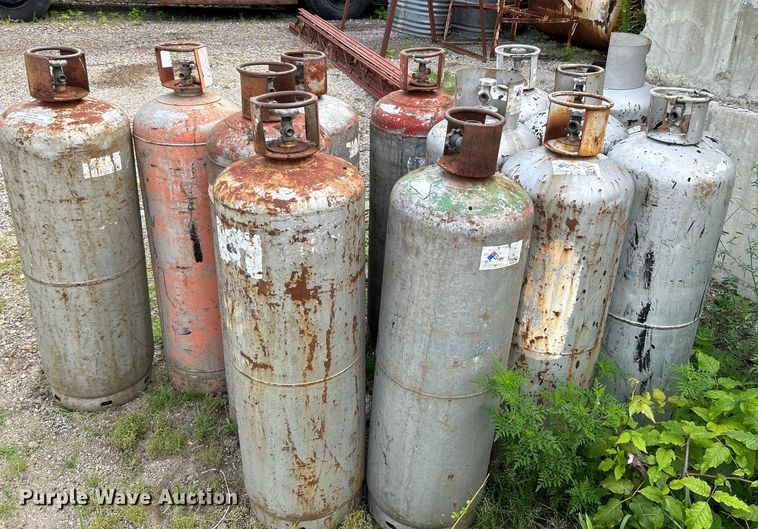 image for item OK9768 (14) 100 gallon propane tanks