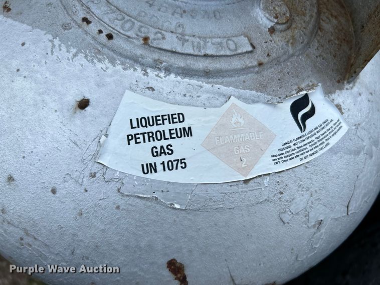 image for item OK9768 (14) 100 gallon propane tanks