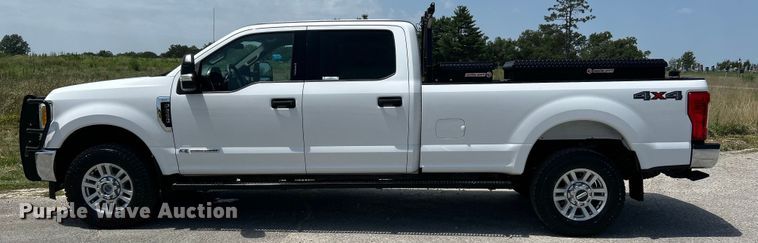 image for item OK9774 2017 Ford F350 Super Duty XLT  Crew Cab pickup truck