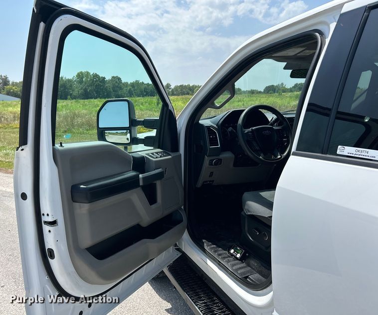 image for item OK9774 2017 Ford F350 Super Duty XLT  Crew Cab pickup truck