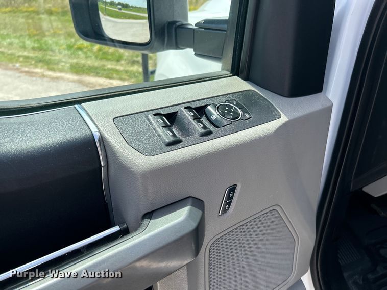 image for item OK9774 2017 Ford F350 Super Duty XLT  Crew Cab pickup truck