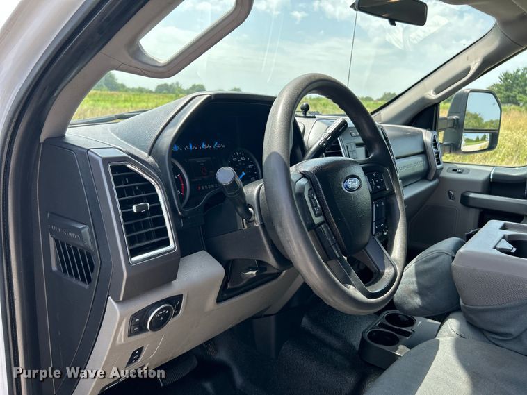 image for item OK9774 2017 Ford F350 Super Duty XLT  Crew Cab pickup truck