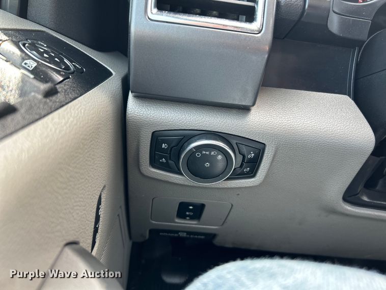 image for item OK9774 2017 Ford F350 Super Duty XLT  Crew Cab pickup truck