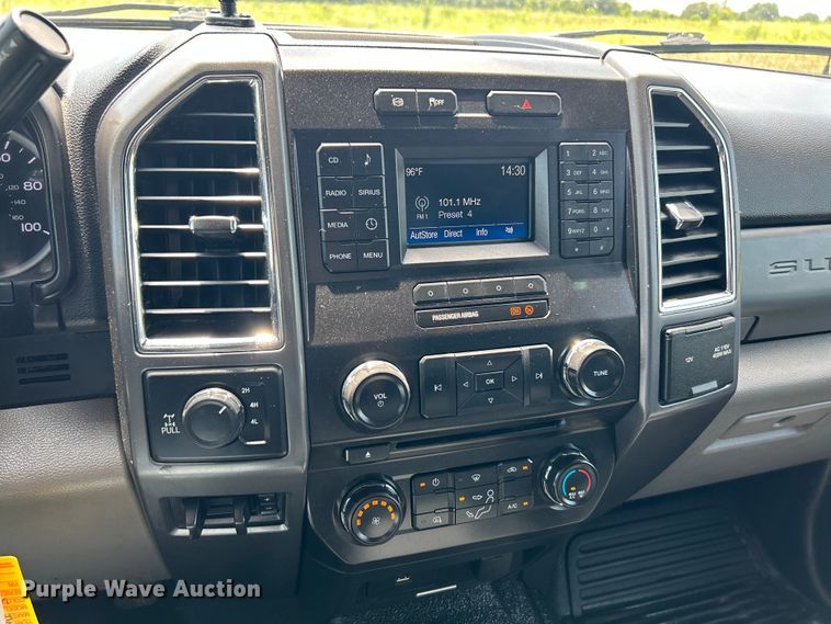 image for item OK9774 2017 Ford F350 Super Duty XLT  Crew Cab pickup truck