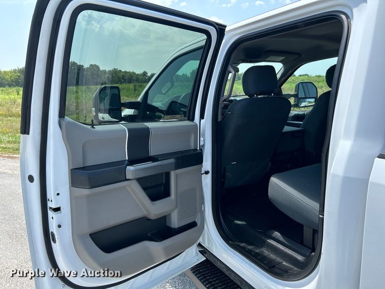 image for item OK9774 2017 Ford F350 Super Duty XLT  Crew Cab pickup truck