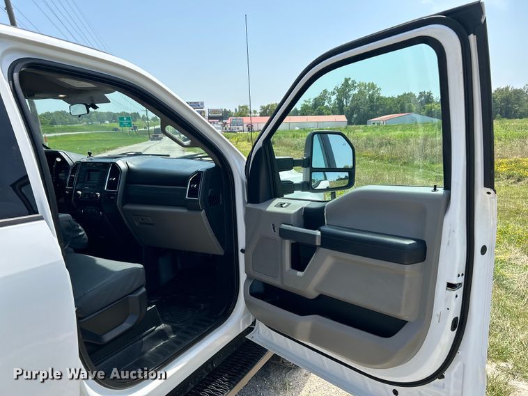 image for item OK9774 2017 Ford F350 Super Duty XLT  Crew Cab pickup truck