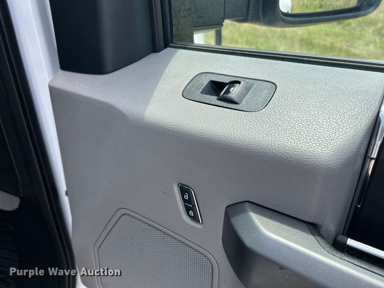 image for item OK9774 2017 Ford F350 Super Duty XLT  Crew Cab pickup truck