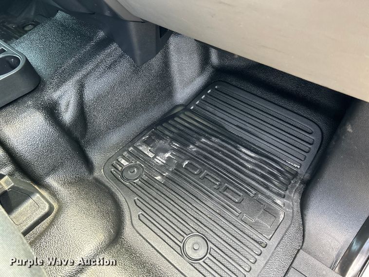 image for item OK9774 2017 Ford F350 Super Duty XLT  Crew Cab pickup truck