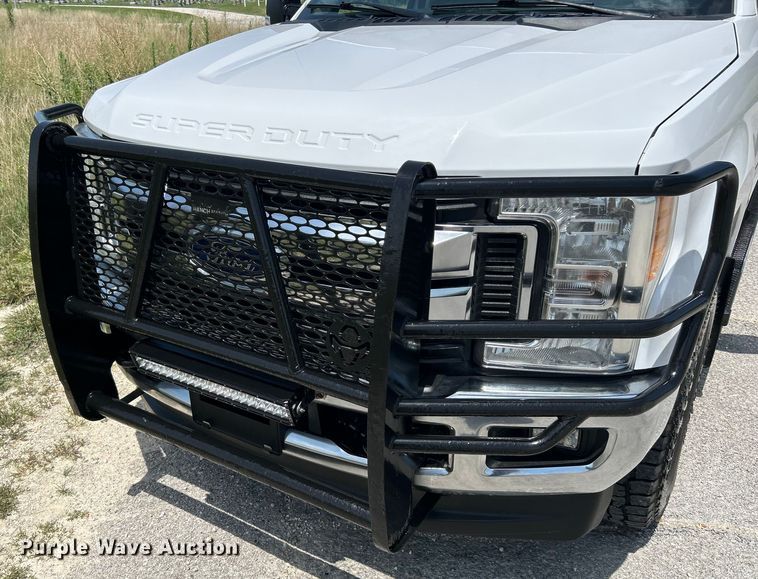 image for item OK9774 2017 Ford F350 Super Duty XLT  Crew Cab pickup truck