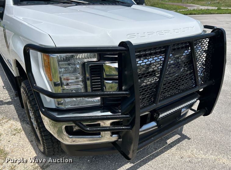 image for item OK9774 2017 Ford F350 Super Duty XLT  Crew Cab pickup truck