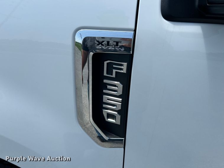 image for item OK9774 2017 Ford F350 Super Duty XLT  Crew Cab pickup truck