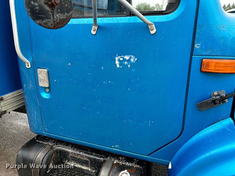 image for item OK9789 1997 International 4700  box truck