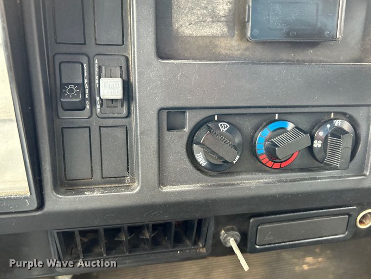 image for item OK9789 1997 International 4700  box truck