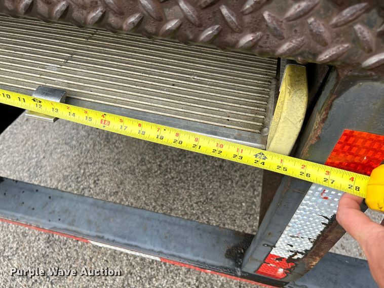 image for item OK9789 1997 International 4700  box truck