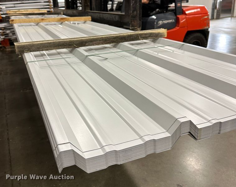 image for item ZA0332 (32) sheets of metal siding/roofing