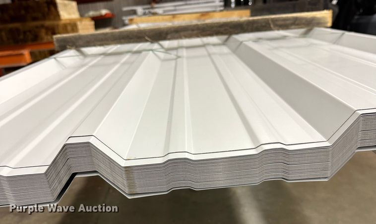 image for item ZA0332 (32) sheets of metal siding/roofing