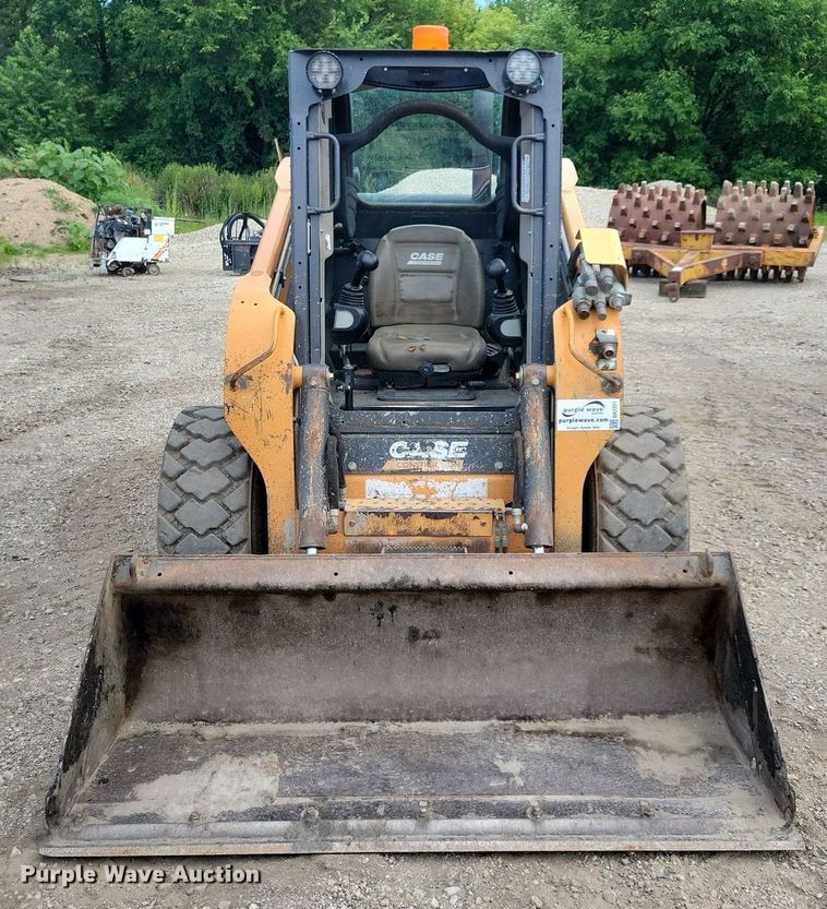 image for item DA7221 2014 Case SV300  skid steer loader