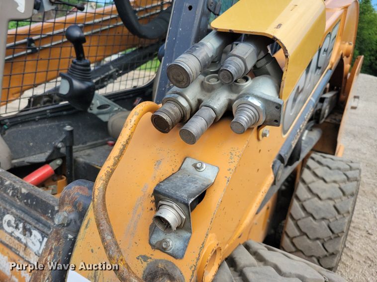 image for item DA7221 2014 Case SV300  skid steer loader