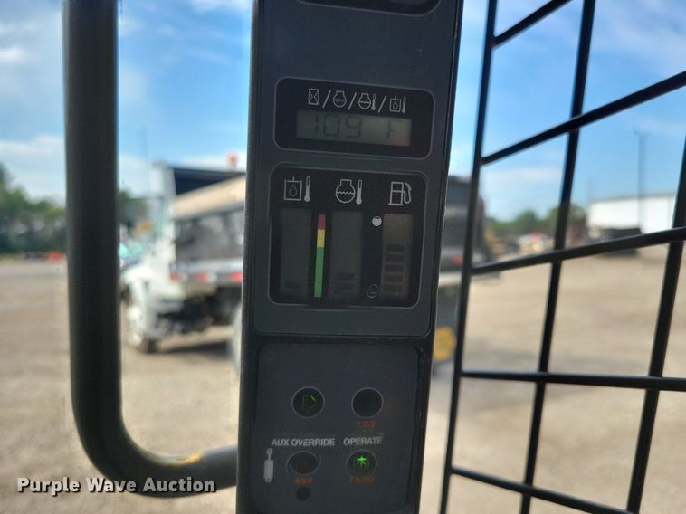 image for item DA7221 2014 Case SV300  skid steer loader