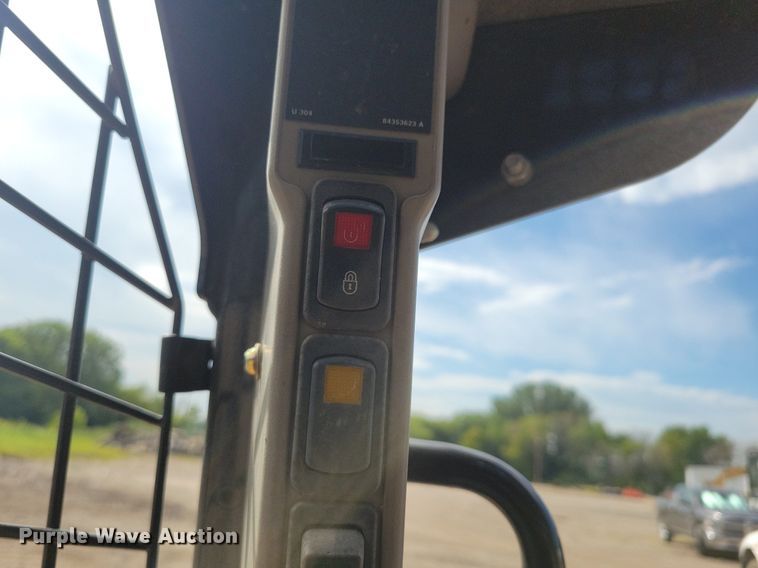 image for item DA7221 2014 Case SV300  skid steer loader