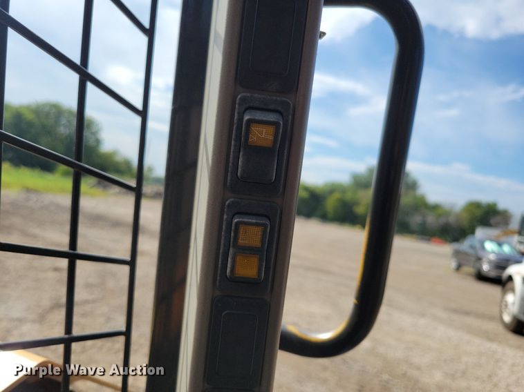 image for item DA7221 2014 Case SV300  skid steer loader