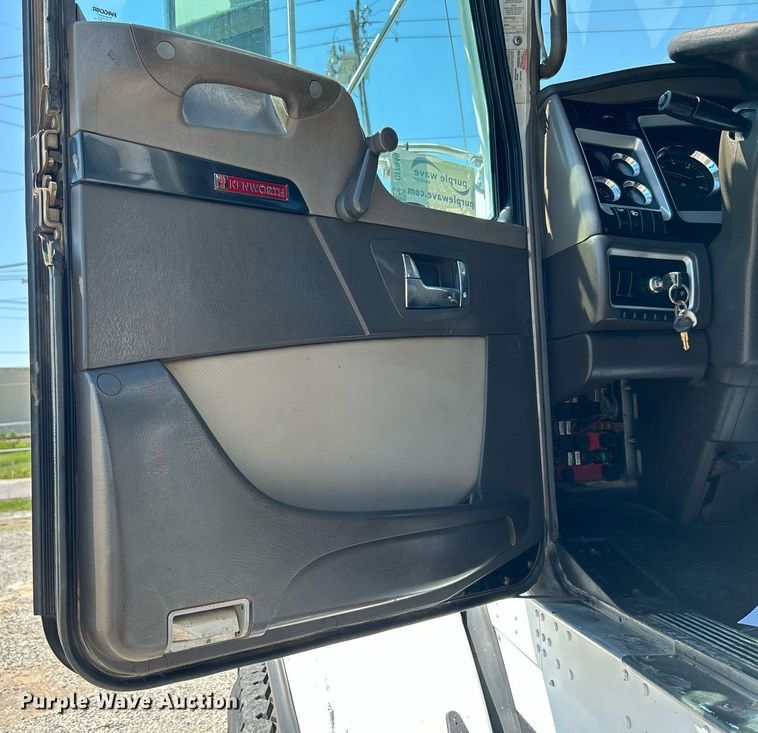 image for item DI7940 2009 Kenworth T800  dump truck