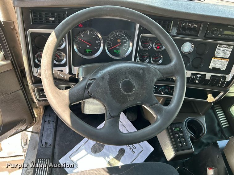 image for item DI7940 2009 Kenworth T800  dump truck