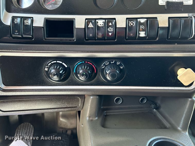 image for item DI7940 2009 Kenworth T800  dump truck