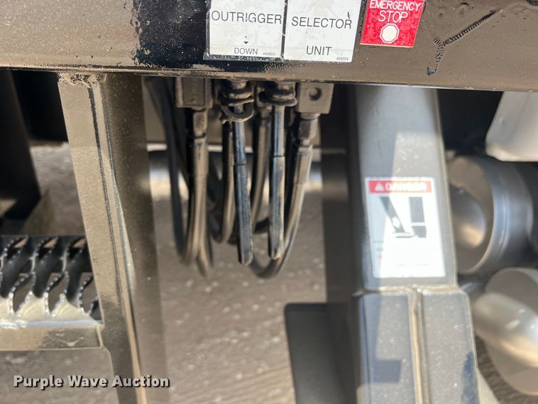 image for item DN3117 2013 Ford F750 Super Duty  forestry bucket truck