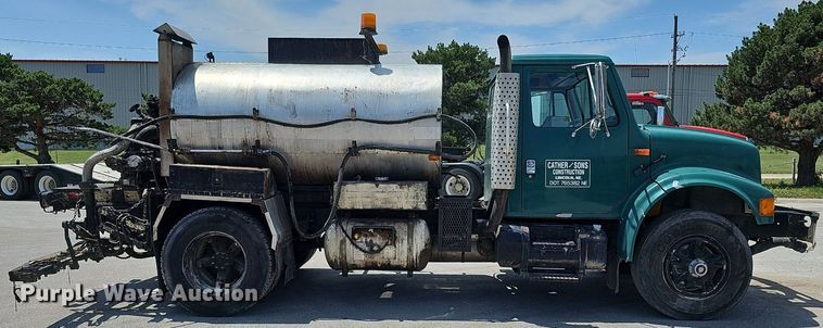 image for item DO2777 1996 International 4900  oil distributor truck