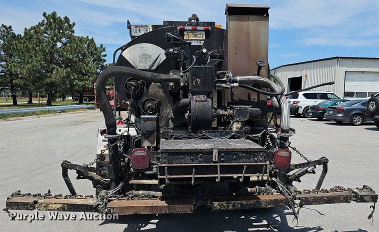 image for item DO2777 1996 International 4900  oil distributor truck