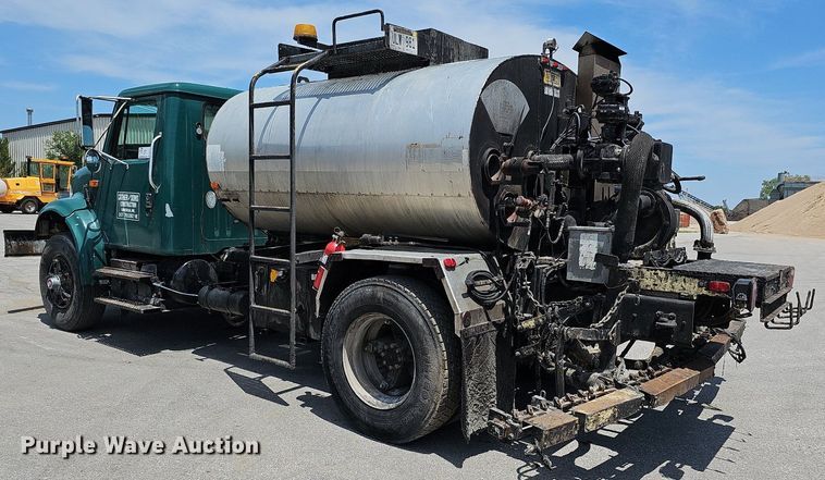 image for item DO2777 1996 International 4900  oil distributor truck