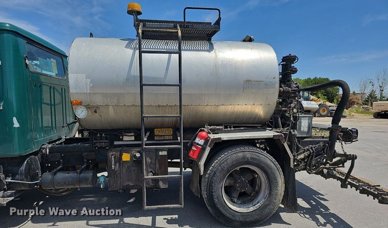 image for item DO2777 1996 International 4900  oil distributor truck