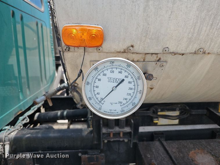 image for item DO2777 1996 International 4900  oil distributor truck