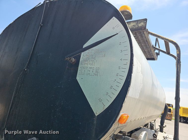 image for item DO2777 1996 International 4900  oil distributor truck