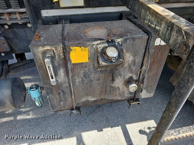 image for item DO2777 1996 International 4900  oil distributor truck