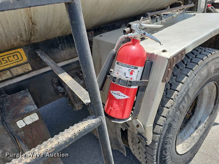 image for item DO2777 1996 International 4900  oil distributor truck