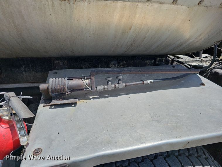 image for item DO2777 1996 International 4900  oil distributor truck