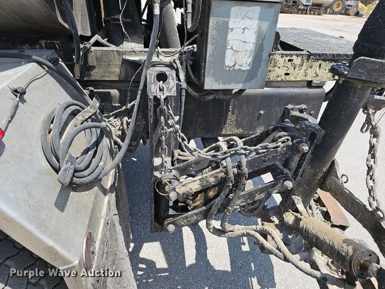 image for item DO2777 1996 International 4900  oil distributor truck