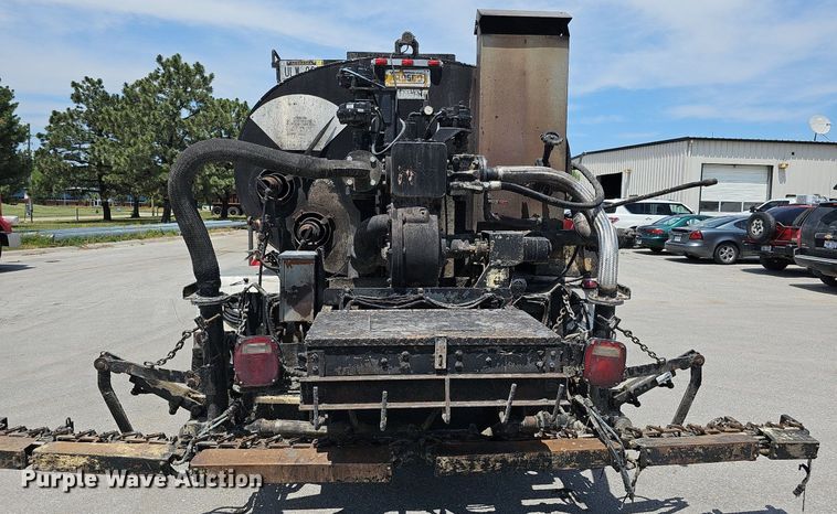 image for item DO2777 1996 International 4900  oil distributor truck