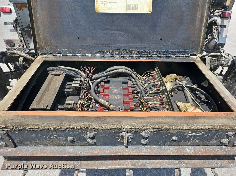 image for item DO2777 1996 International 4900  oil distributor truck