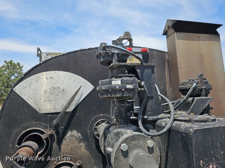 image for item DO2777 1996 International 4900  oil distributor truck